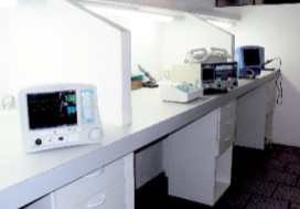 Laboratório para testes e manutenção dos equipamentos, conforme padrões Anvisa
